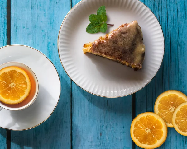 Çay ve limon ile servis edilen limon lu muzlu kek