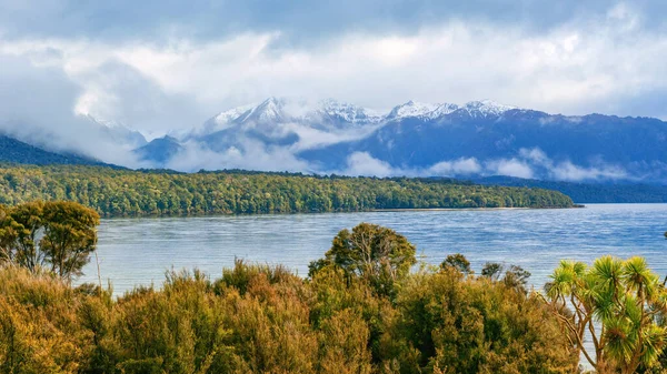 Resimli Te Anau Gölü ve Mavi Dağlar Panorama, Yeni Zelanda — Stok fotoğraf