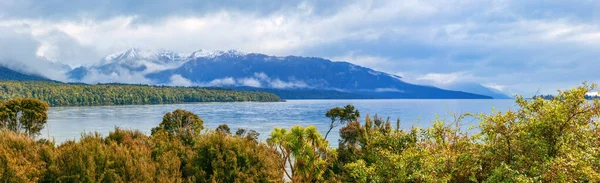 Resimli Te Anau Gölü ve Mavi Dağlar Panorama, Yeni Zelanda — Stok fotoğraf