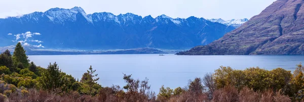 Montagnes éloignées au-dessus du lac Wakatipu, Queenstown, Nouvelle-Zélande — Photo