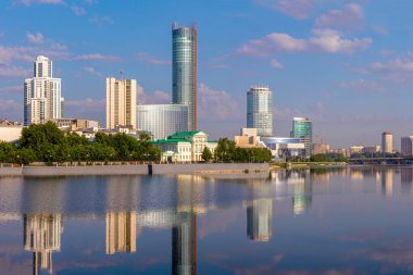 Yekaterinburg şehir merkezi gölet suyu yansıması Rusya