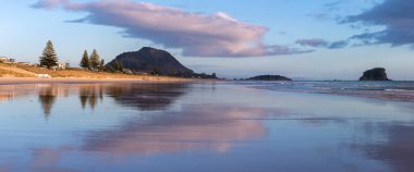 Yansımalı Maunganui Dağı sahili manzarası, Tauranga, Yeni Zelanda 