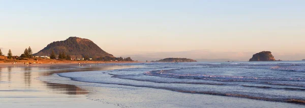 Menschensilhouette Strand Bei Sonnenaufgang Neuseeland — Stockfoto