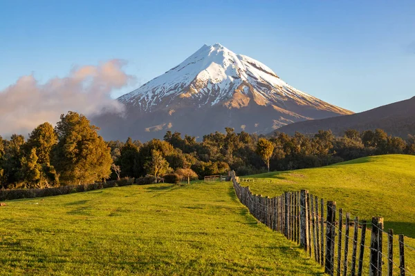 Vulkan Taranaki Und Malerische Farmlandschaft Bei Sonnenuntergang Neuseeland — Stockfoto
