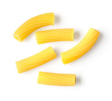 tortiglioni pişmemiş makarna izole kırpma yolu ile beyaz arka plan üzerinde