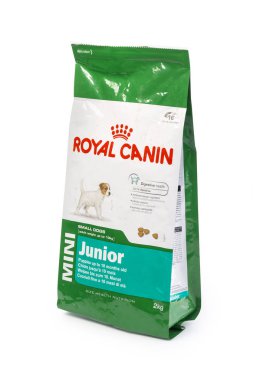 Kişinev, Moldova - Aprili 21, 2018: 2 Kg paket Royal Canin junior köpek maması kırpma yolu bir beyaz zemin üzerine