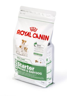 Kişinev, Moldova - Aprili 21, 2018: 1 Kg paketi Royal Starterjunior köpek maması kırpma yolu bir beyaz zemin üzerine