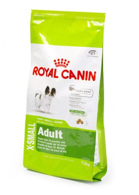 Kişinev, Moldova - Aprili 21, 2018: 1,5 Kg paket Royal Canin yetişkin köpek maması kırpma yolu bir beyaz zemin üzerine