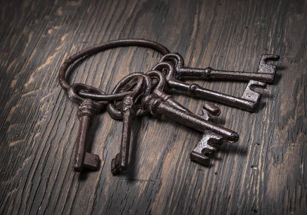 木制的背景上的旧生锈钥匙 — 图库照片