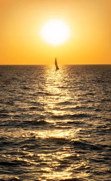 Яхта Плывущая Вдоль Горизонта Над Морем — стоковое фото