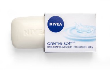 Kişinev, Moldova - 25 Mart 2016: kırpma yolu ile beyaz arka plan üzerinde izole Nivea bakım sabunu çubuğu görünümünü. Nivea BEIERSDORF Ag tarafından sahip olunan bir markadır