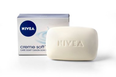 Kişinev, Moldova - 25 Mart 2016: kırpma yolu ile beyaz arka plan üzerinde izole Nivea bakım sabunu çubuğu görünümünü. Nivea BEIERSDORF Ag tarafından sahip olunan bir markadır