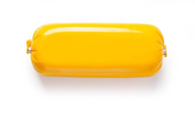 Salam veya sosis izole üzerinde beyaz arka plan kırpma yolu ile Paketli