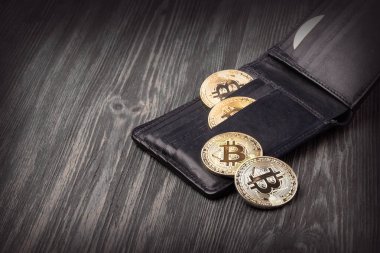 Popüler cryptocurrency ahşap masa kopya alanı ile üst deri cüzdan
