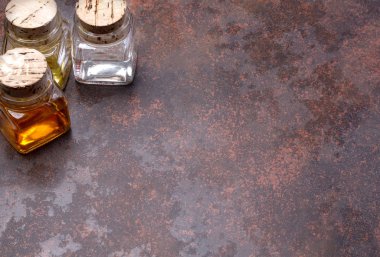 zeytinyağı ve sirke şişe kopya alanı rustik bir zemin üzerine