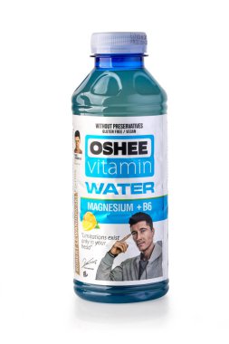 Kişinev, Moldova Julie 12, 20018: Oshee vitamini 555 ml şişe. İzotonik spor Polonya pazarında lider yılda satılan ürünlerin içecekler gibi Oshee şirketidir.