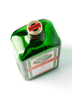 Kişinev, Moldova, Octover 16, 2018:Jagermeister, Alman digestif 56 otlar ve baharatlar ile yapılmış olan mantar üzerinde yukarıdan, odak Mast Jagermeister Se. Photo görünümünün amiral gemisi ürünü.