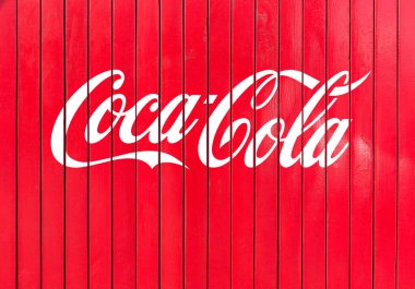  Brasov, Romanya - 22 Nisan 2017: Coca-Cola kırmızı plakalar üzerinde yazıt