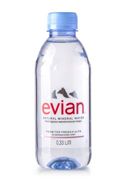 Kişinev, Moldova-Nisan, 21, 2018:: Şişe, Evian doğal maden suyu beyaz zemin üzerinde. Fransa'da yapılan. 