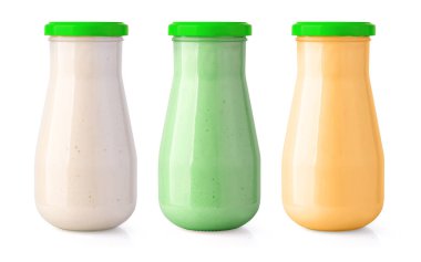 Şişe kırpma yolu beyaz zemin üzerine lezzetli sos ile