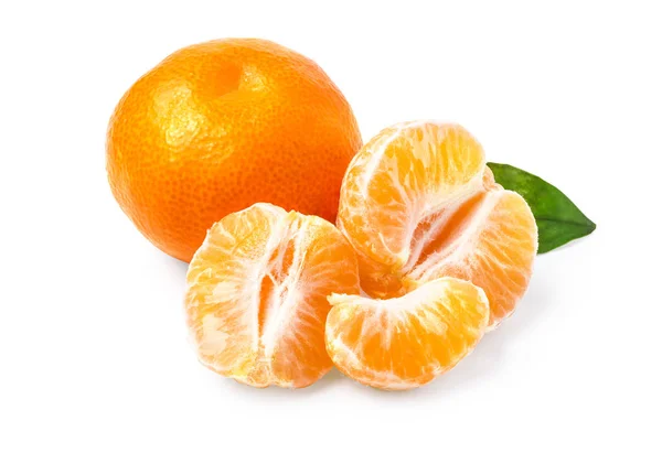 成熟的普通话与叶子特写在白色背景 橘子橙 白色背景上有叶子 使用裁剪路径 — 图库照片