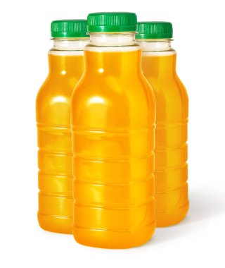 Beyaz arka plan üzerinde izole üç portakal suyu şişesi 