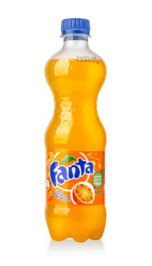 Kişinev, Moldova 05 Aralık 2015: Fanta plastik şişe beyaz arka plan üzerinde izole. Coca-Cola Company tarafından üretilen popüler içecekler.