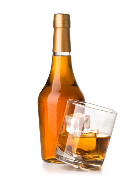 Bottiglia Whisky Con Vetro Isolato Bianco Con Percorso Ritaglio — Foto Stock