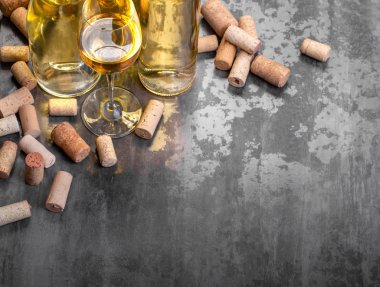 Beyaz şarap şişeleri ve cam masada, kopya alanı