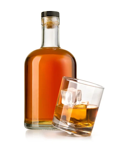 威士忌瓶与玻璃查出在白色背景 — 图库照片