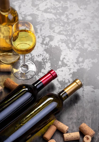 ワインのボトルとバック グラウンド コピー スペースを持つテーブルのガラス — ストック写真