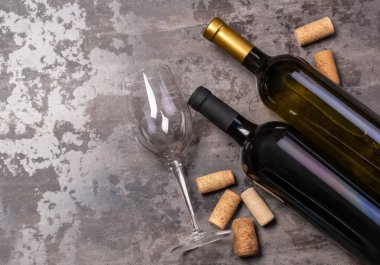 şarap şişeleri ve tablo, en iyi manzaralı, cam alanı kopyalayın