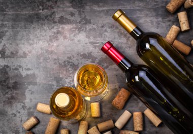 şarap şişeleri ve cam kopya alanı, en iyi manzaralı tablo