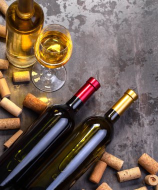 şarap şişeleri ve tablo kopya alanı, arka plan cam