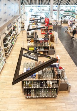 Kişinev, Moldova - 27 Eylül 2016: duty free mağazaları, .bir uluslararası havaalanında Kişinev, Moldova