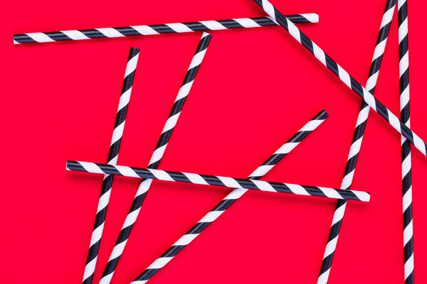 Фон полосатого напитка соломинки с копировальным местом
