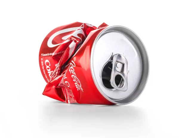 キシナウ モルドバ 2016 しわくちゃのコカ コーラ缶します コーラ飲料を生産し コーラ カンパニー アメリカの多国籍飲料株式会社製 — ストック写真