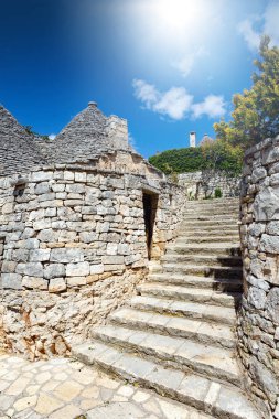 Trulli Grup sembolleri, geleneksel eski evleri ve eski taş duvar in Puglia, İtalya
