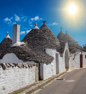 Alberobello, İtalya, Puglia içinde konik çatı benzersiz Trulli evler