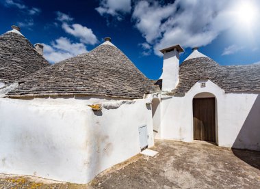 Trulli Grup sembolleri, geleneksel eski evleri ve eski taş duvar in Puglia, İtalya
