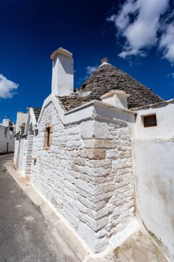Trulli Grup sembolleri, geleneksel eski evleri ve eski taş duvar in Puglia, İtalya