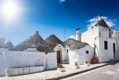 Trulli Grup sembolleri, geleneksel eski evleri ve eski taş duvar in Puglia, İtalya