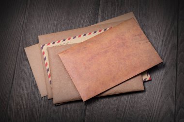 Eski ahşap masa zarflara yığını