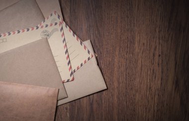 Kopya alanı ile tahta masada zarf yığınını