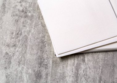 beyaz kağıt peçete eski ahşap tablo