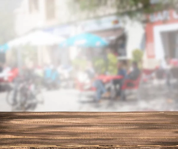 Boş ahşap masa ve bulanık kafe arka plan, ürün görüntüleme
