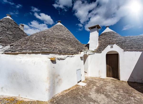 Skupina Trulli Symboly Starých Tradičních Domů Staré Kamenné Zdi Puglia — Stock fotografie