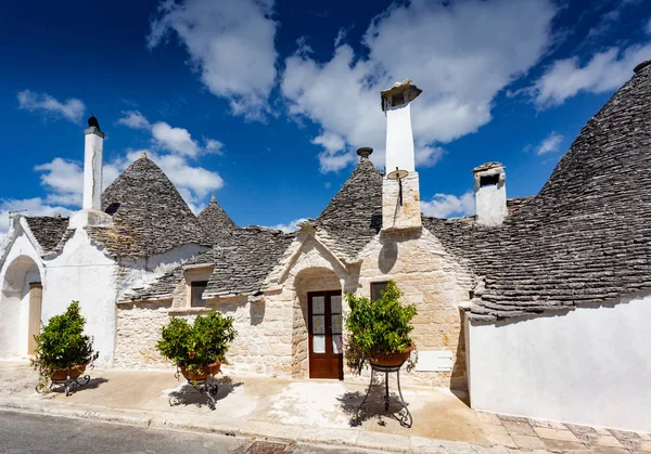 Skupina Trulli Symboly Starých Tradičních Domů Staré Kamenné Zdi Puglia — Stock fotografie