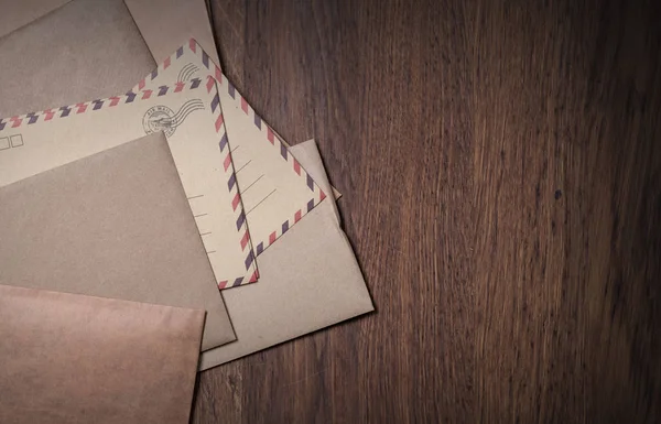 Kopya alanı ile tahta masada zarf yığınını