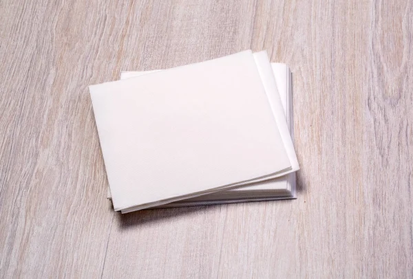 Weiße Papierserviette Auf Altem Holztisch — Stockfoto